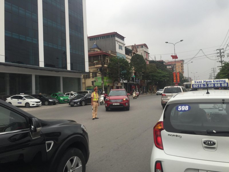 Mặc váy, hàng trăm du khách bị mời khỏi cổng Đền Hùng