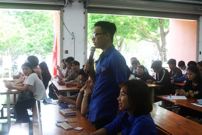 da-nang-trien-lam-anh-ve-chu-de-lgbt-thu-hut-nhieu-sinh-vien