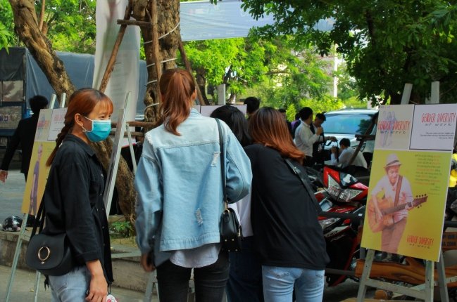 da-nang-trien-lam-anh-ve-chu-de-lgbt-thu-hut-nhieu-sinh-vien