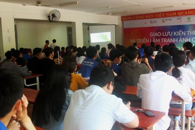 da-nang-trien-lam-anh-ve-chu-de-lgbt-thu-hut-nhieu-sinh-vien