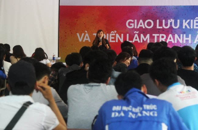da-nang-trien-lam-anh-ve-chu-de-lgbt-thu-hut-nhieu-sinh-vien