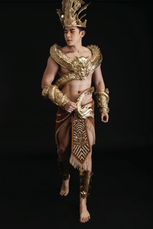 lo-dien-trang-phuc-dan-toc-dat-vang-nang-40kg-cua-minh-trung-tai-mister-international-2018