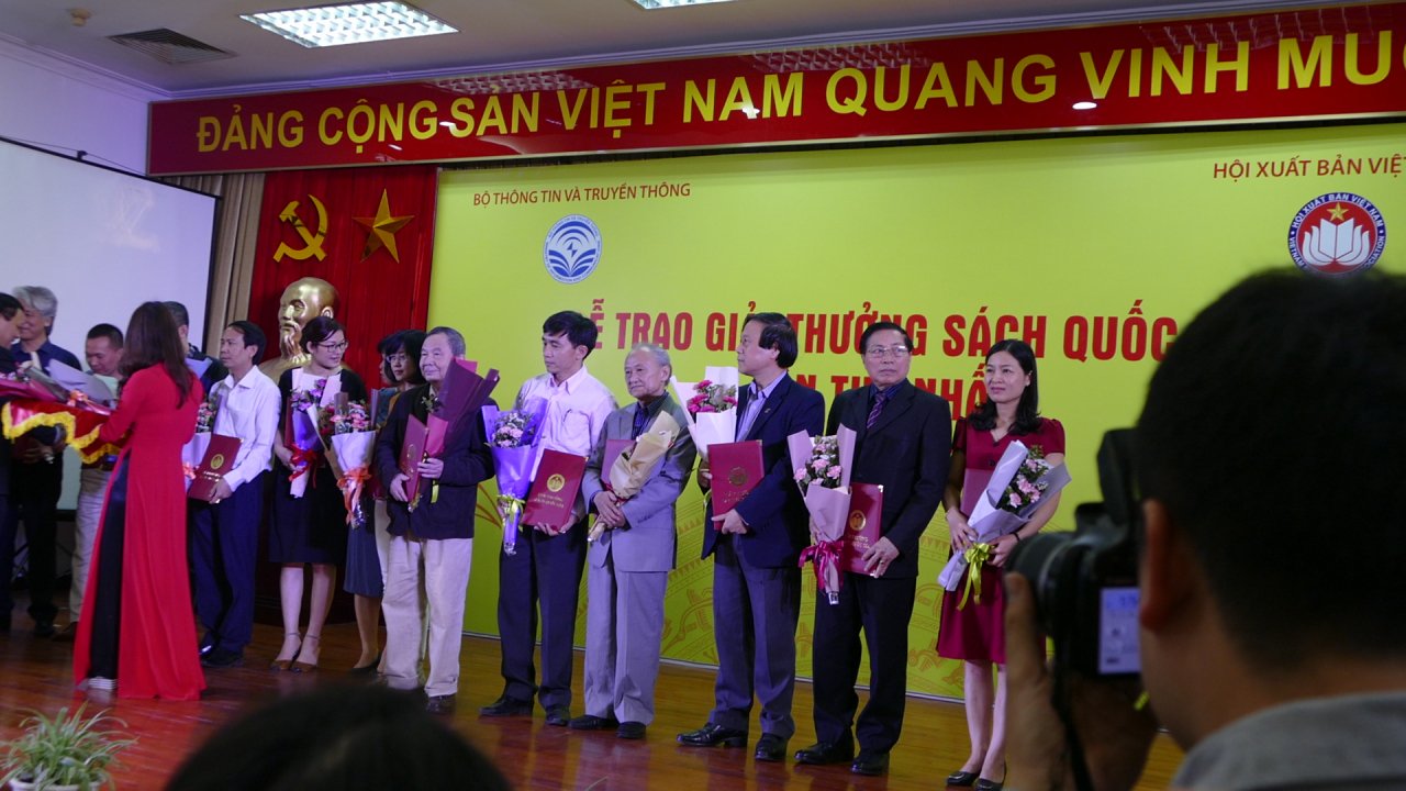 tieu-thuyet-lich-su-doat-giai-c-quoc-gia-bi-phan-ung-vi-qua-tho-tuc-nguoi-cham-xin-rut-kinh-nghiem