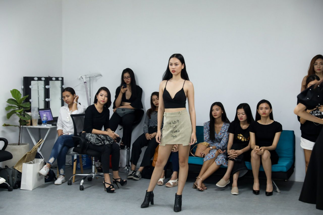 vang-bong-tai-tuan-le-thoi-trang-pham-huong-tu-to-chuc-show-rieng-va-thi-pham-lai-man-catwalk-huyen-thoai