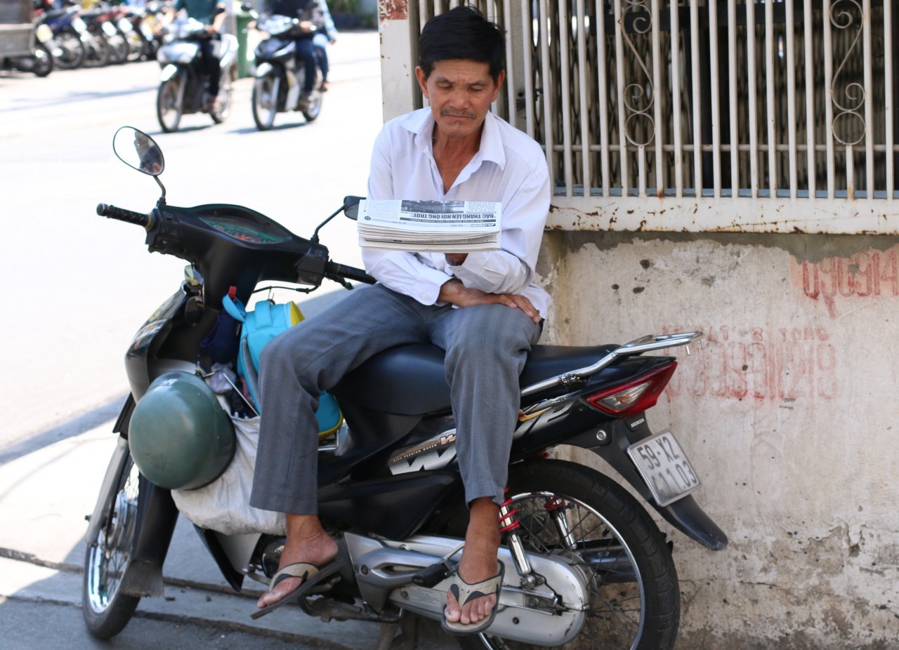 nguoi-sai-gon-nhoc-nhan-muu-sinh-duoi-nang-nong-gan-40-do-c-trong-ngay-gio-to-hung-vuong