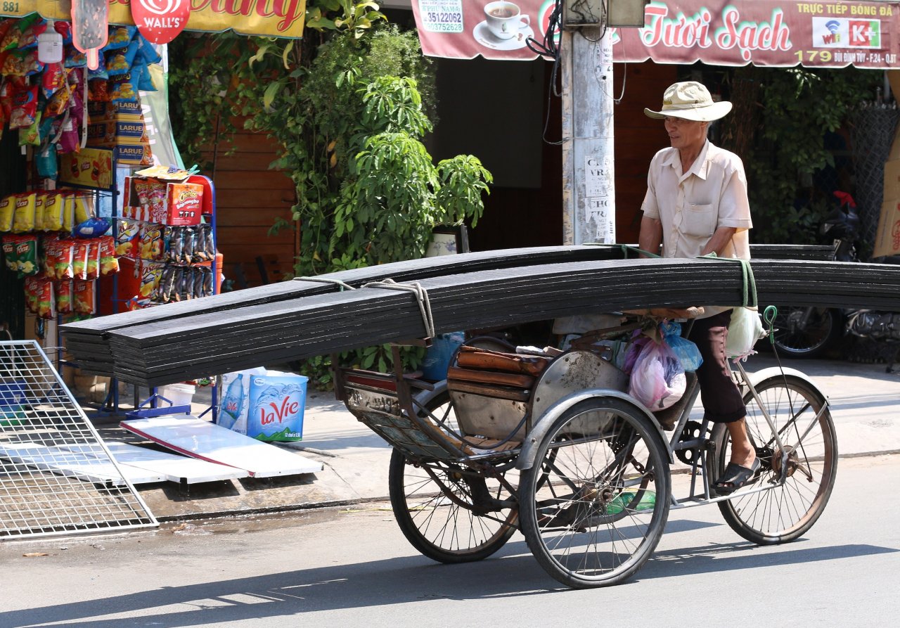 nguoi-sai-gon-nhoc-nhan-muu-sinh-duoi-nang-nong-gan-40-do-c-trong-ngay-gio-to-hung-vuong