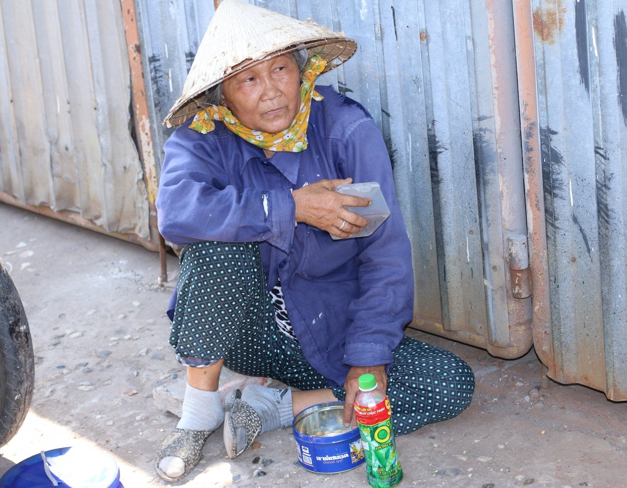 nguoi-sai-gon-nhoc-nhan-muu-sinh-duoi-nang-nong-gan-40-do-c-trong-ngay-gio-to-hung-vuong