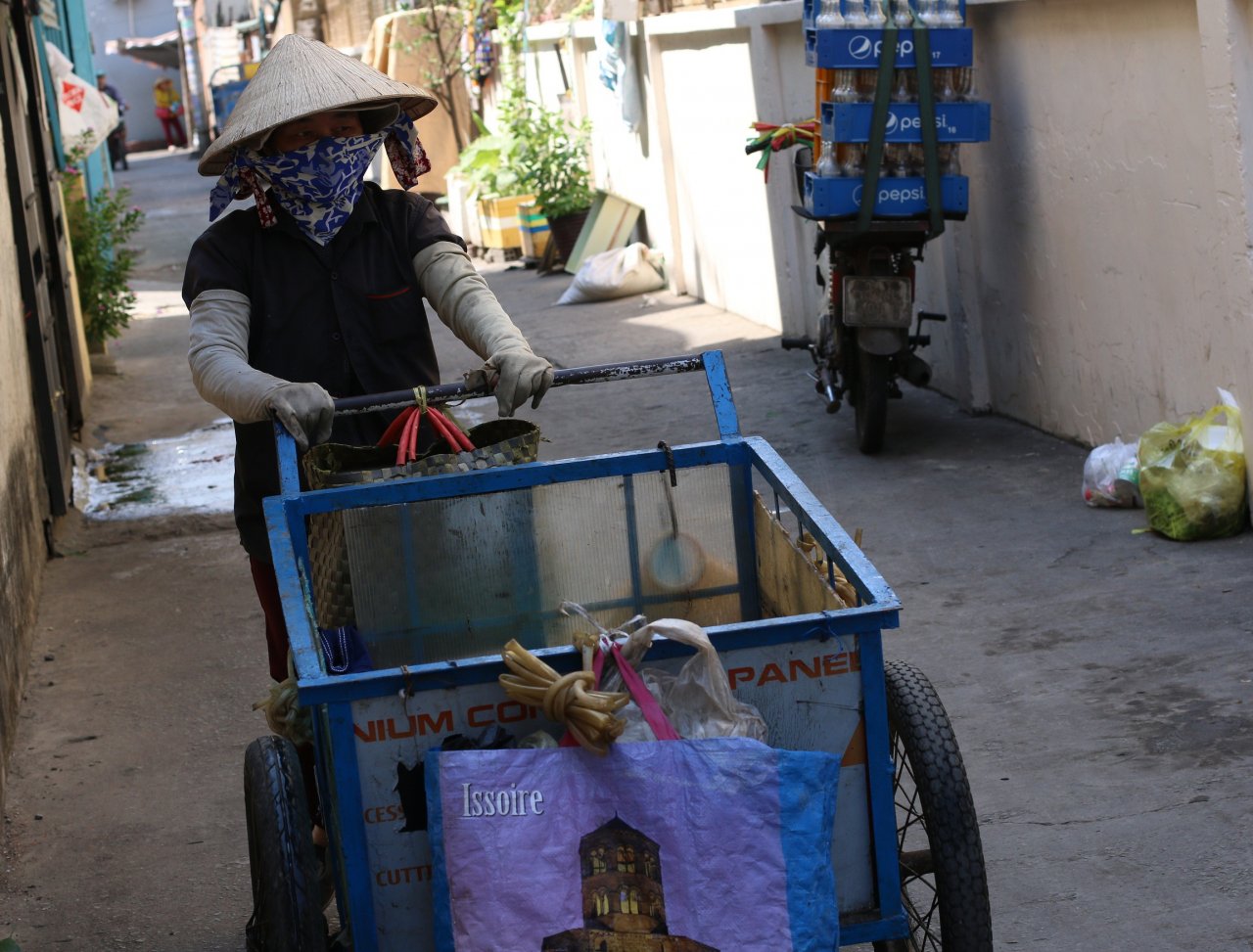 nguoi-sai-gon-nhoc-nhan-muu-sinh-duoi-nang-nong-gan-40-do-c-trong-ngay-gio-to-hung-vuong