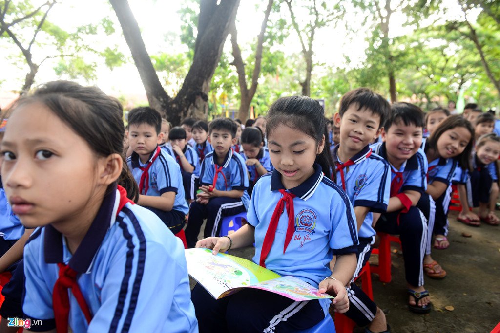 Học sinh vùng biên háo hức khi được tặng sách hay