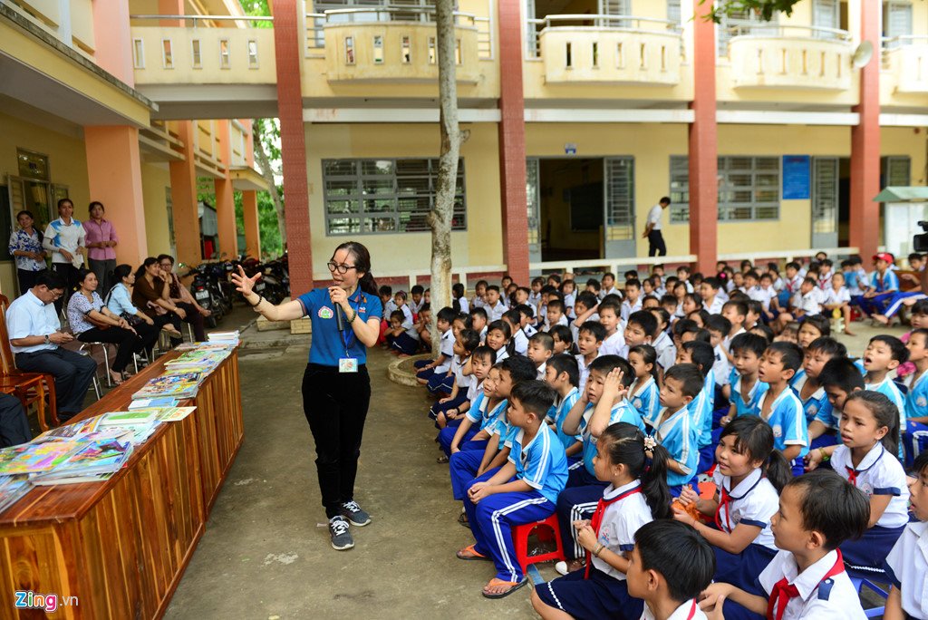 Học sinh vùng biên háo hức khi được tặng sách hay