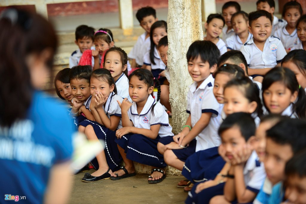 Học sinh vùng biên háo hức khi được tặng sách hay