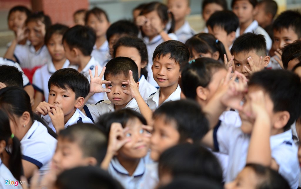 Học sinh vùng biên háo hức khi được tặng sách hay
