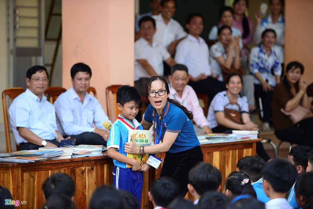 Học sinh vùng biên háo hức khi được tặng sách hay
