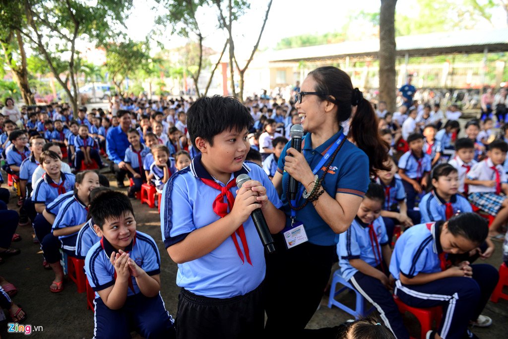 Học sinh vùng biên háo hức khi được tặng sách hay
