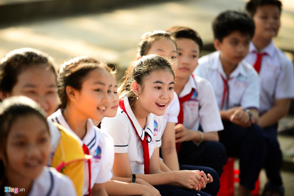 Học sinh vùng biên háo hức khi được tặng sách hay
