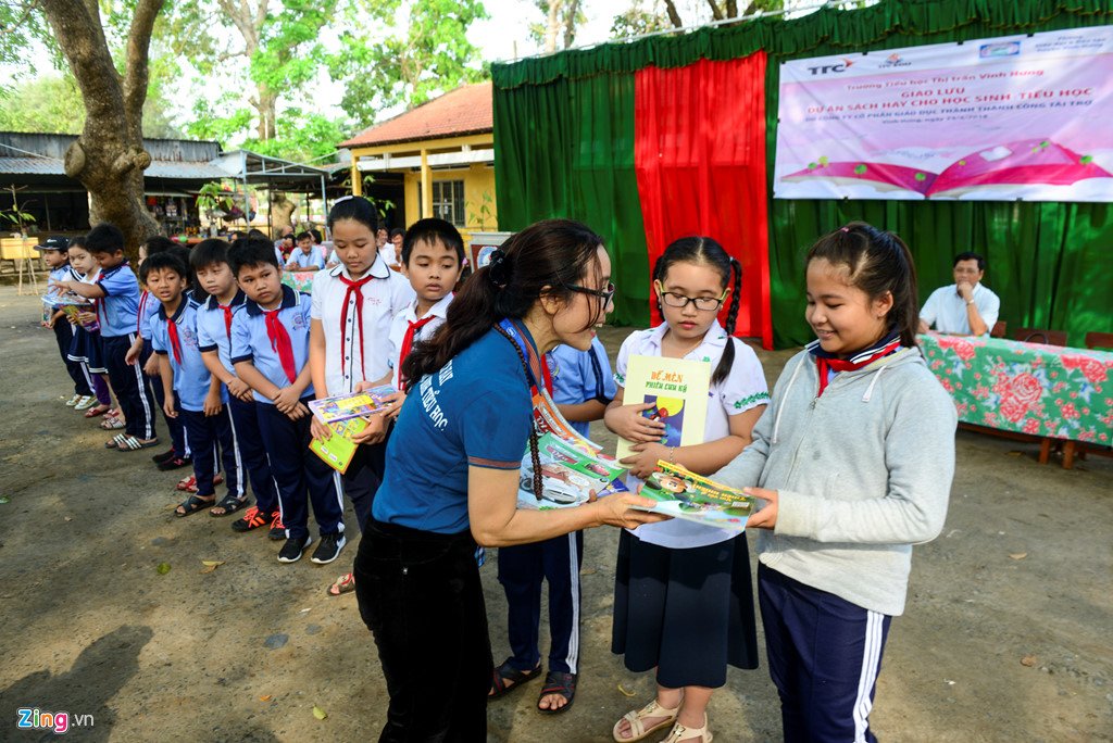 Học sinh vùng biên háo hức khi được tặng sách hay