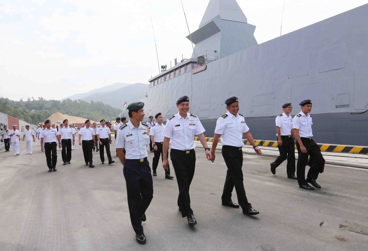 tau-hai-quan-hien-dai-bac-nhat-singapore-cap-cang-da-nang