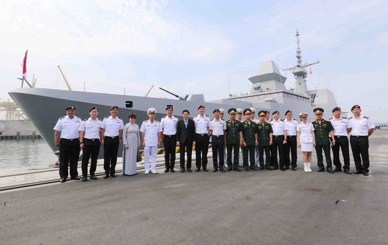 tau-hai-quan-hien-dai-bac-nhat-singapore-cap-cang-da-nang