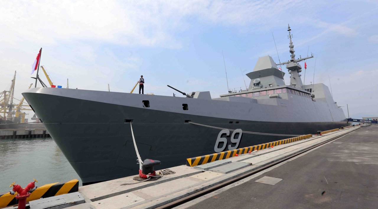 tau-hai-quan-hien-dai-bac-nhat-singapore-cap-cang-da-nang