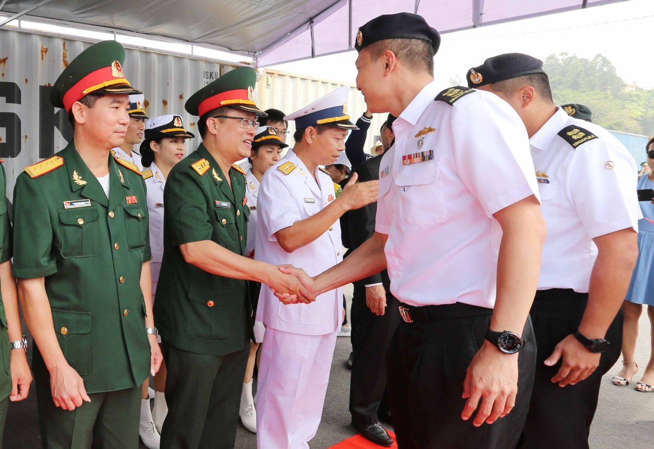 tau-hai-quan-hien-dai-bac-nhat-singapore-cap-cang-da-nang