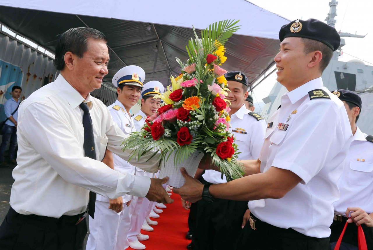 tau-hai-quan-hien-dai-bac-nhat-singapore-cap-cang-da-nang
