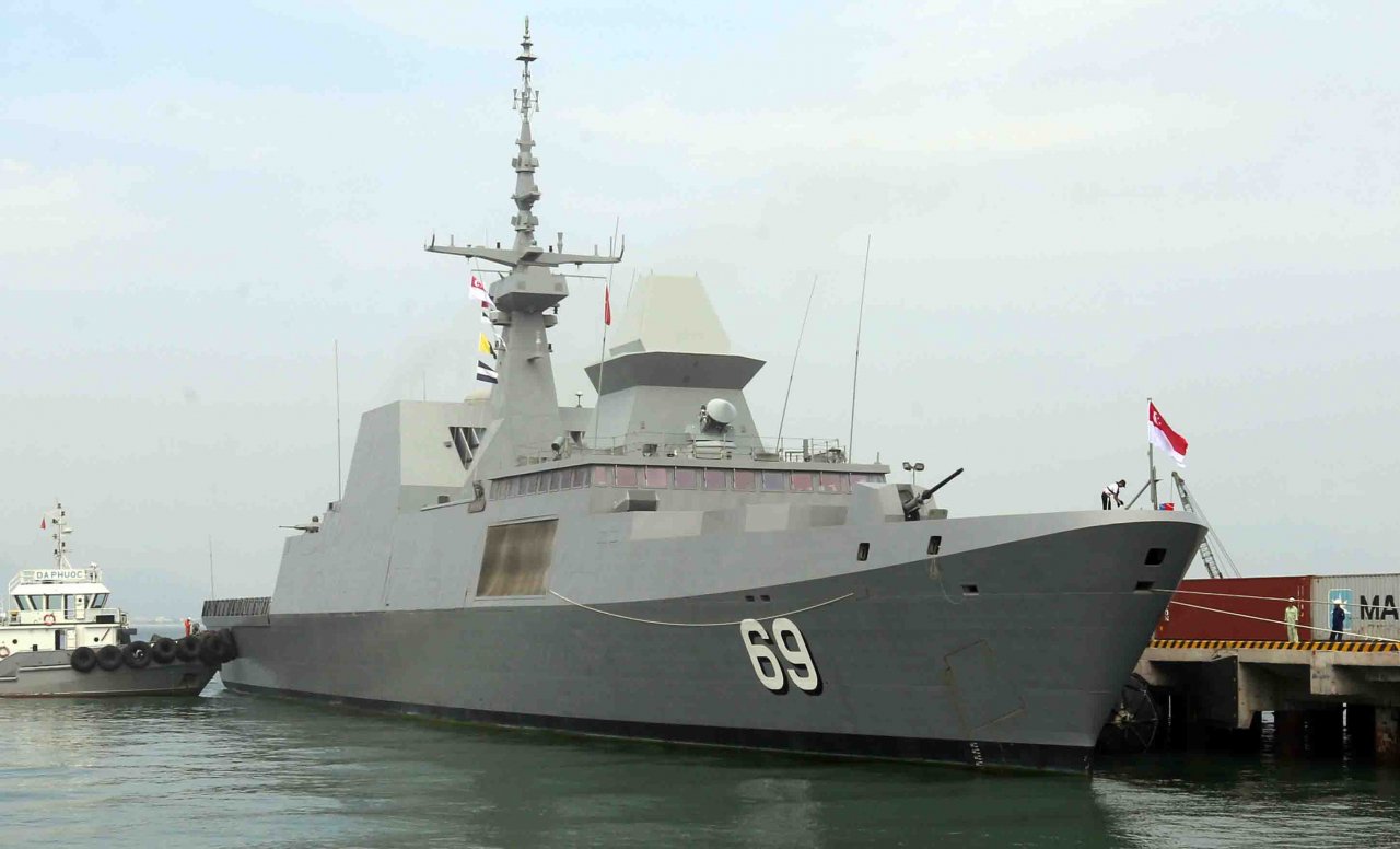 tau-hai-quan-hien-dai-bac-nhat-singapore-cap-cang-da-nang