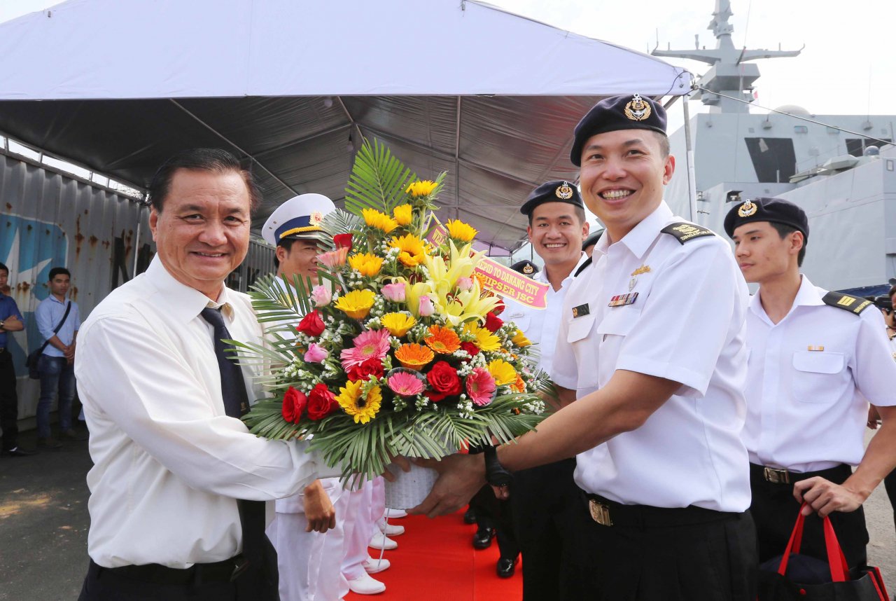 tau-hai-quan-hien-dai-bac-nhat-singapore-cap-cang-da-nang