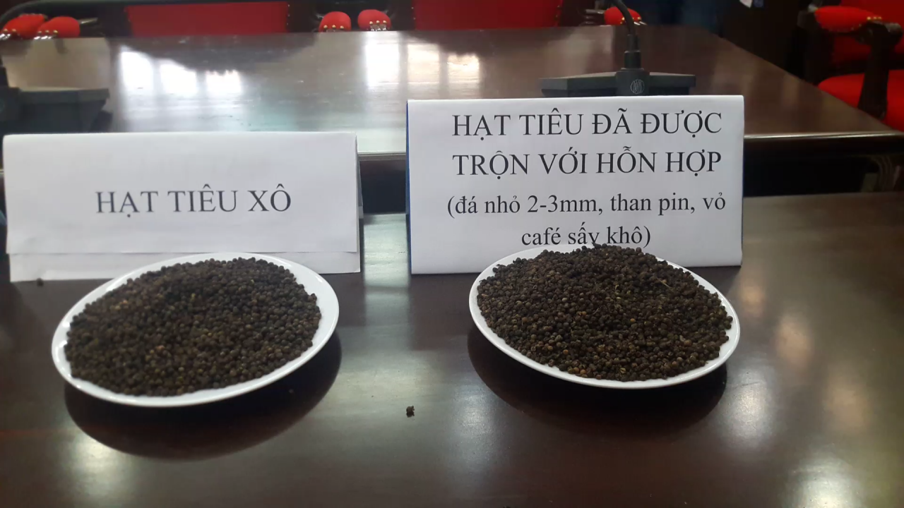 thu-hoi-toan-bo-9-tan-ho-tieu-duoc-pha-lan-hon-hop-than-pin-nham-ban-ra-thi-truong-kiem-loi