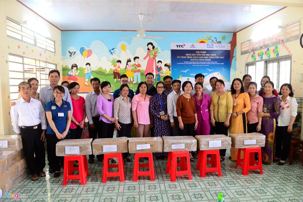 Học sinh vùng biên háo hức khi được tặng sách hay