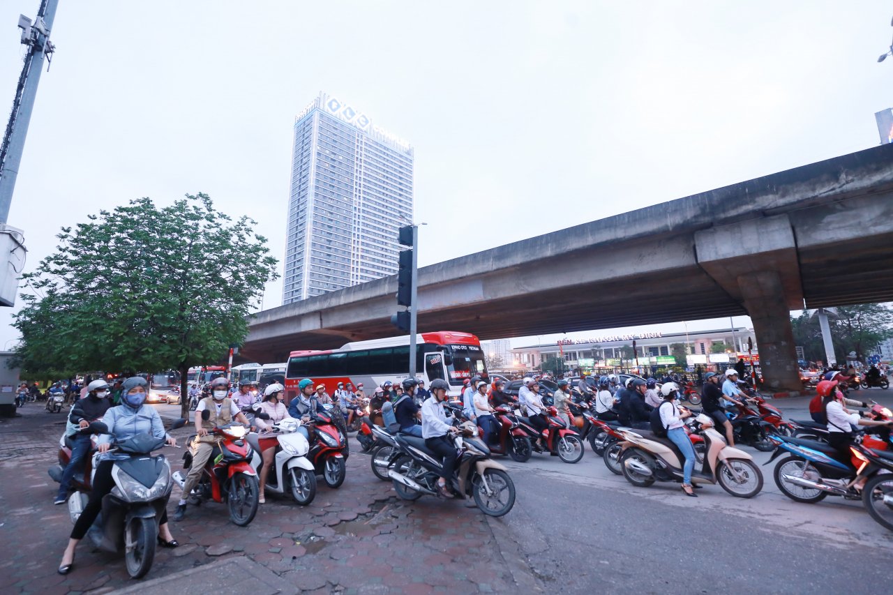 nguoi-dan-xep-hang-dai-mua-ve-cho-ve-que-truoc-ngay-nghi-le