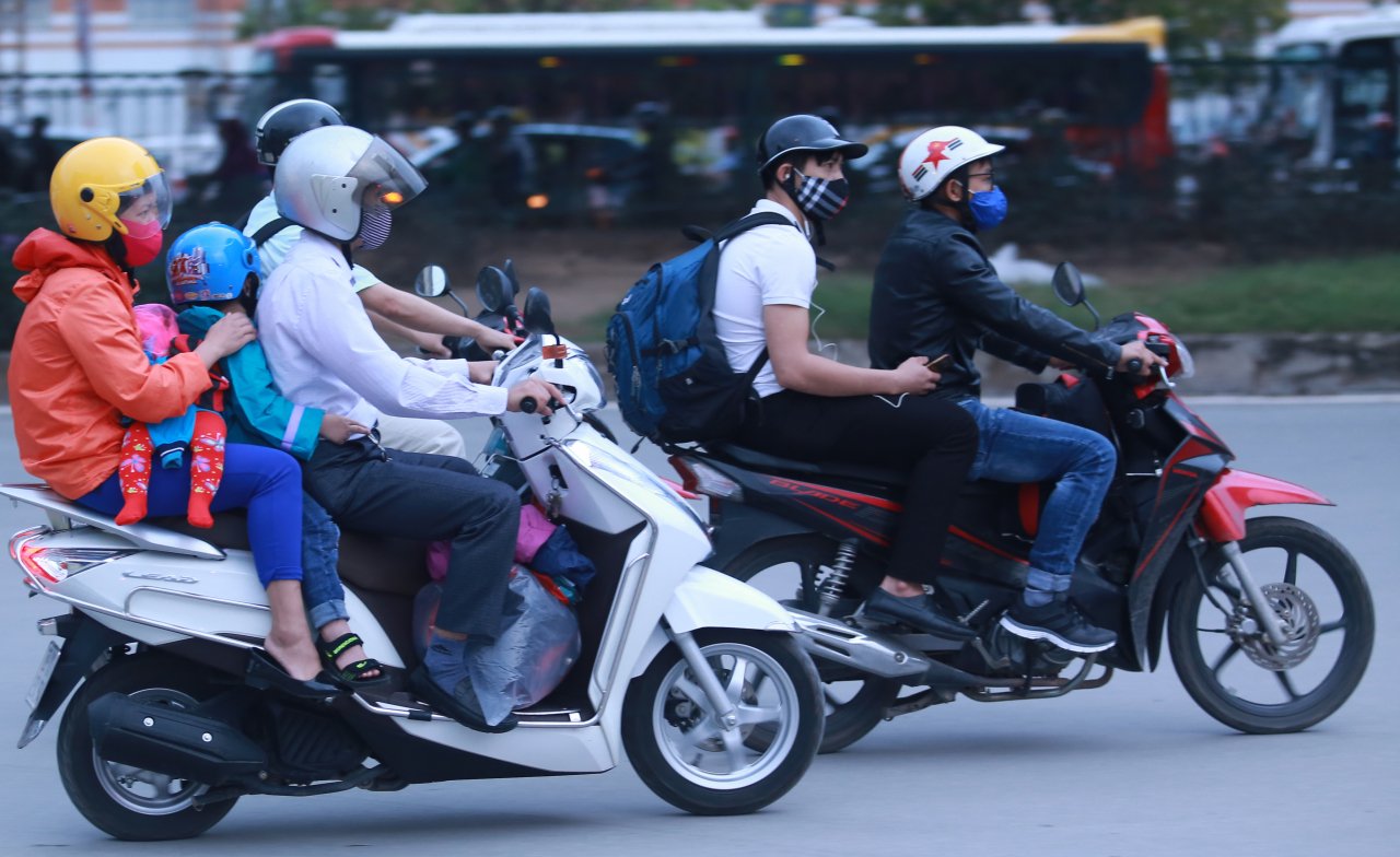 nguoi-dan-xep-hang-dai-mua-ve-cho-ve-que-truoc-ngay-nghi-le