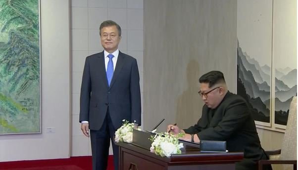 nha-lanh-dao-kim-jong-un-nam-tay-tong-thong-moon-jae-in-buoc-qua-vach-bien-gioi-lien-trieu
