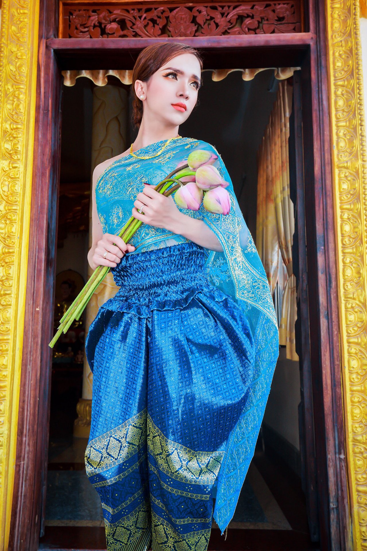 tung-anh-dep-xuat-sac-hot-girl-chuyen-gioi-tran-doan-con-bat-mi-mong-muon-tang-nha-cho-nguoi-ngheo