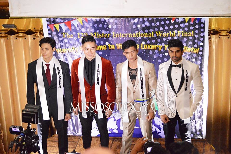 mister-international-loat-khoanh-khac-sieu-tinh-cam-cua-dai-dien-nhat-ban-va-han-quoc-khien-dan-mang-viet-dieu-dung