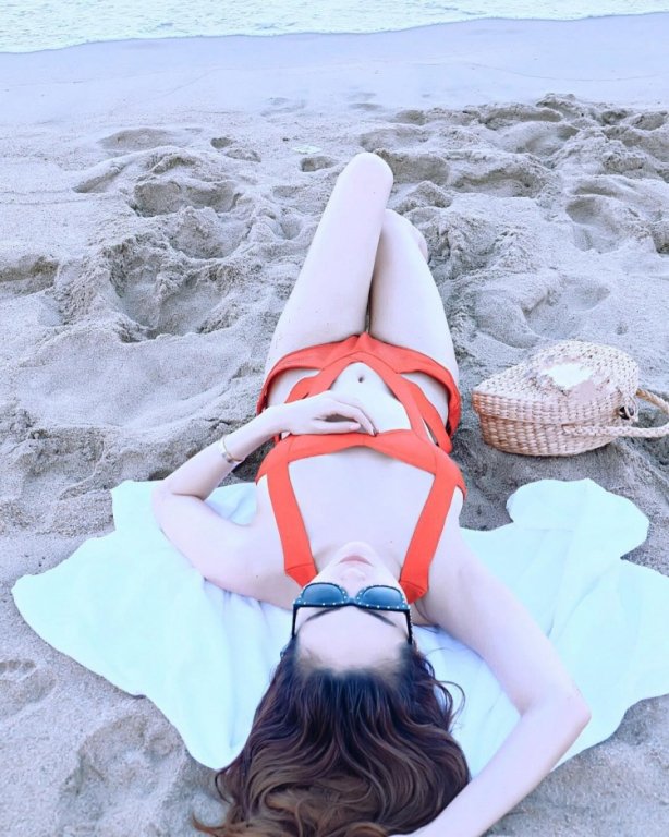 my-nhan-viet-thi-nhau-dien-bikini-nong-bong-chao-he