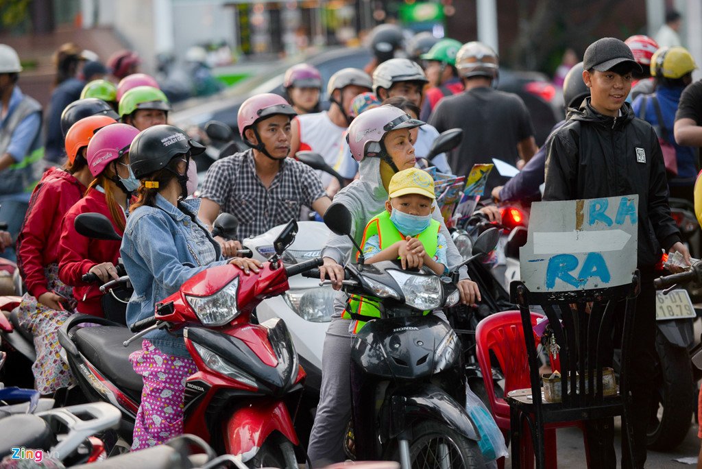 Bãi biển Nha Trang đông đúc từ 6h sáng 30/4
