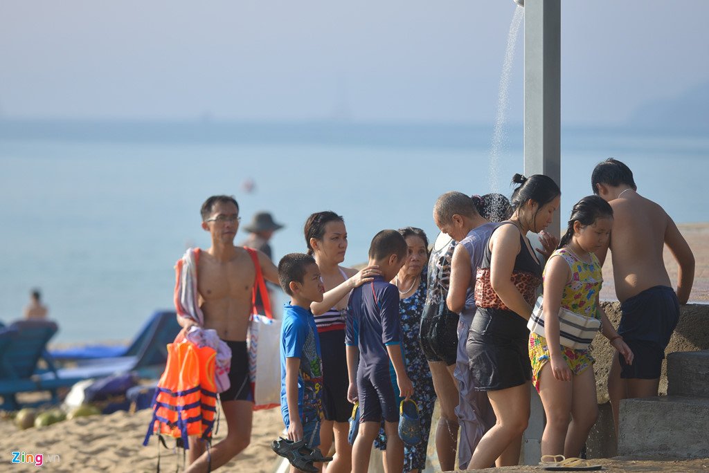Bãi biển Nha Trang đông đúc từ 6h sáng 30/4