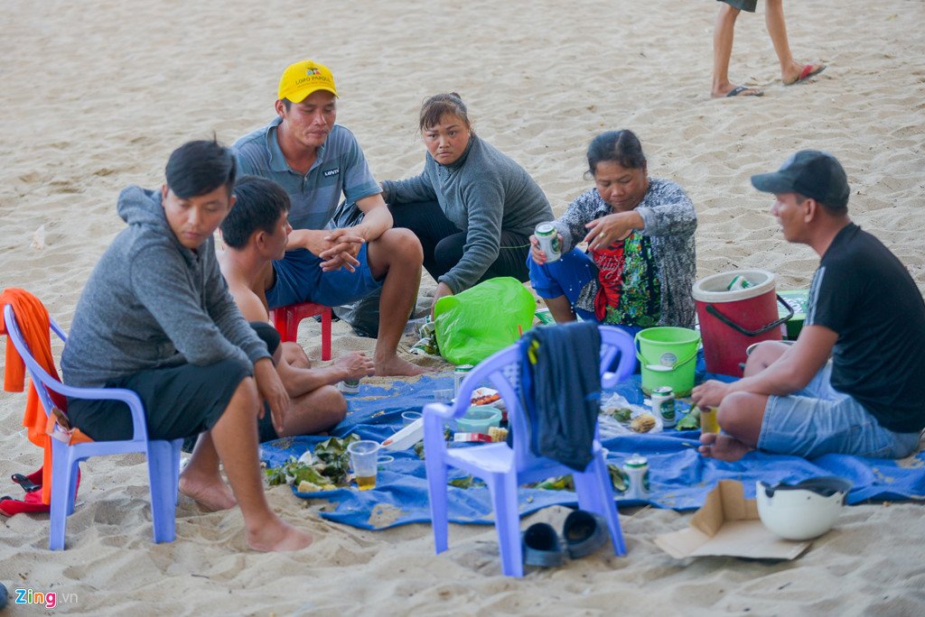 Bãi biển Nha Trang đông đúc từ 6h sáng 30/4
