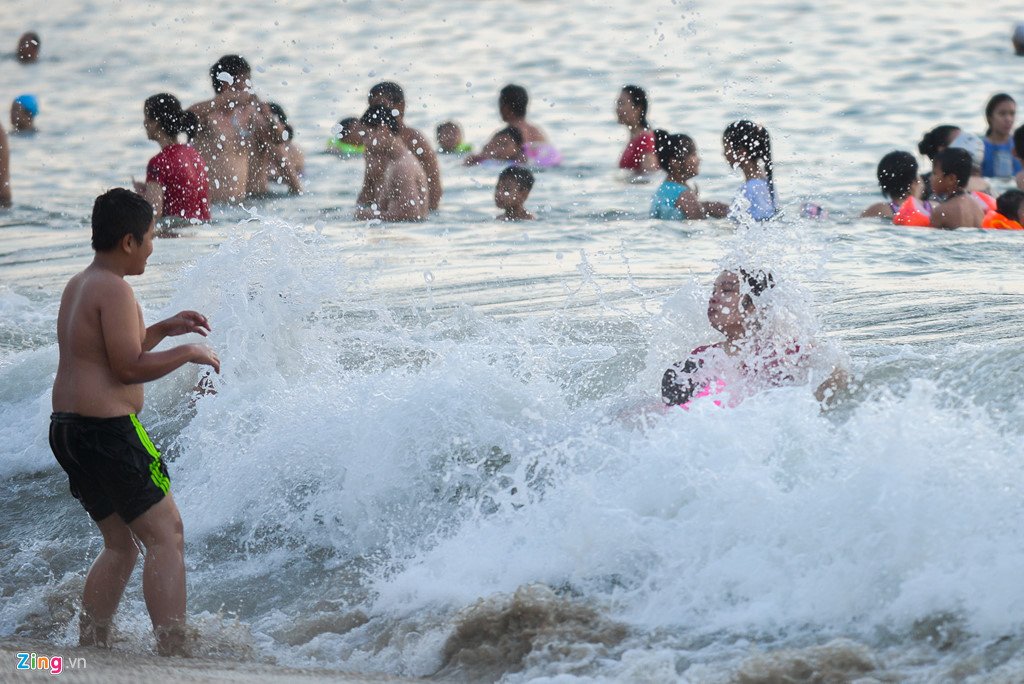 Bãi biển Nha Trang đông đúc từ 6h sáng 30/4