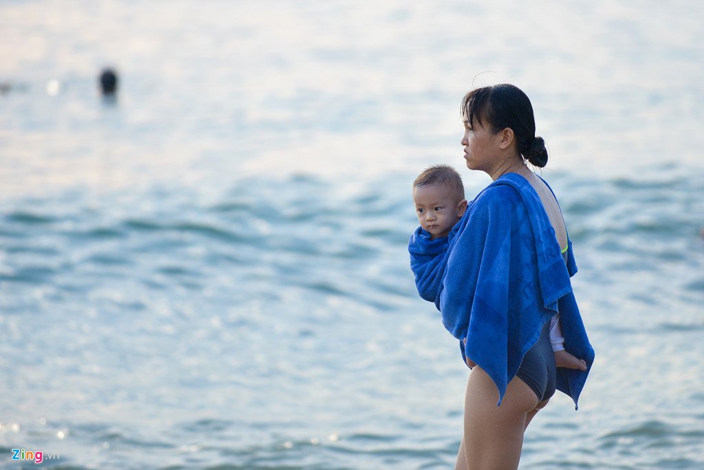 Bãi biển Nha Trang đông đúc từ 6h sáng 30/4