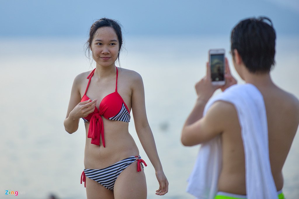 Bãi biển Nha Trang đông đúc từ 6h sáng 30/4