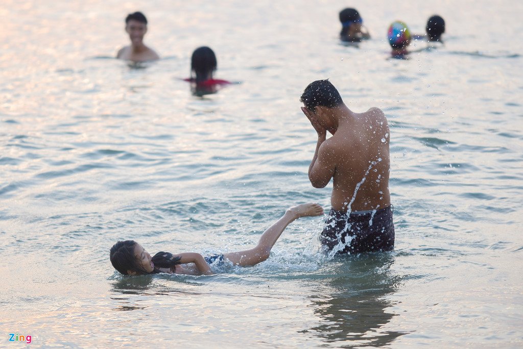 Bãi biển Nha Trang đông đúc từ 6h sáng 30/4