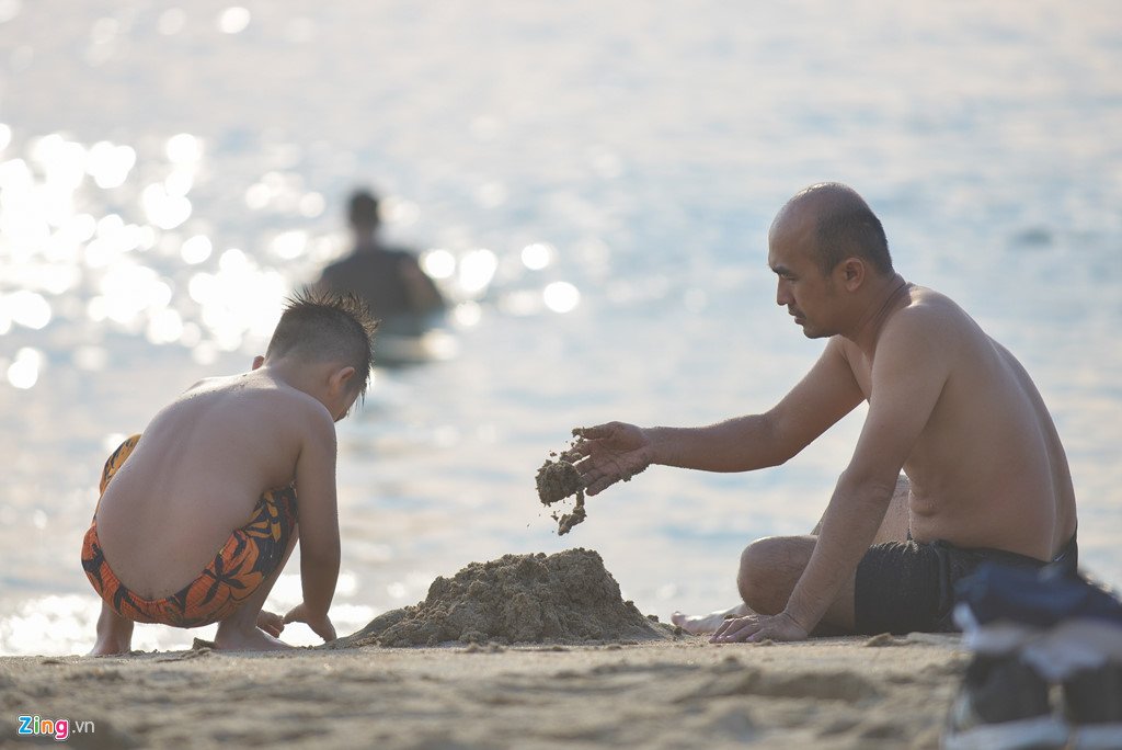 Bãi biển Nha Trang đông đúc từ 6h sáng 30/4