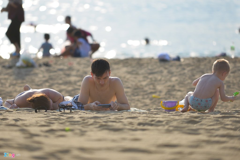 Bãi biển Nha Trang đông đúc từ 6h sáng 30/4