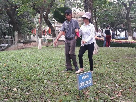 bien-nguoi-chen-chan-trong-cong-vien-thu-le-ngay-le-304