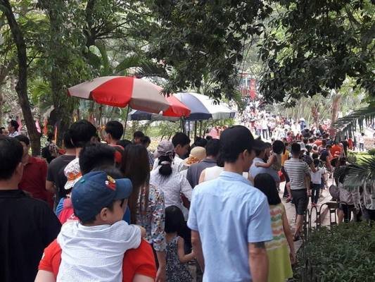 bien-nguoi-chen-chan-trong-cong-vien-thu-le-ngay-le-304