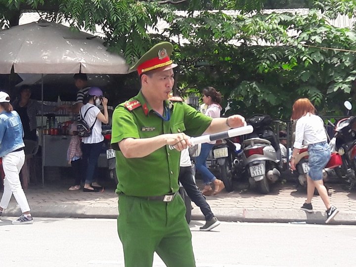 cong-an-va-mo-hoi-doi-nang-dep-loan-tai-diem-nong-ngay-304
