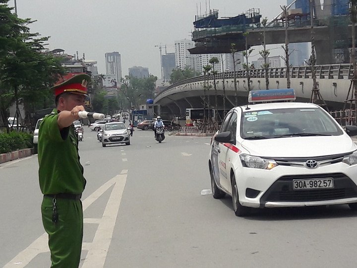 cong-an-va-mo-hoi-doi-nang-dep-loan-tai-diem-nong-ngay-304