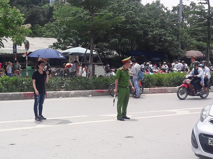 cong-an-va-mo-hoi-doi-nang-dep-loan-tai-diem-nong-ngay-304