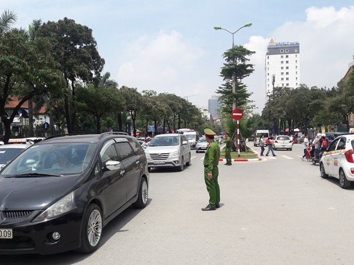 cong-an-va-mo-hoi-doi-nang-dep-loan-tai-diem-nong-ngay-304